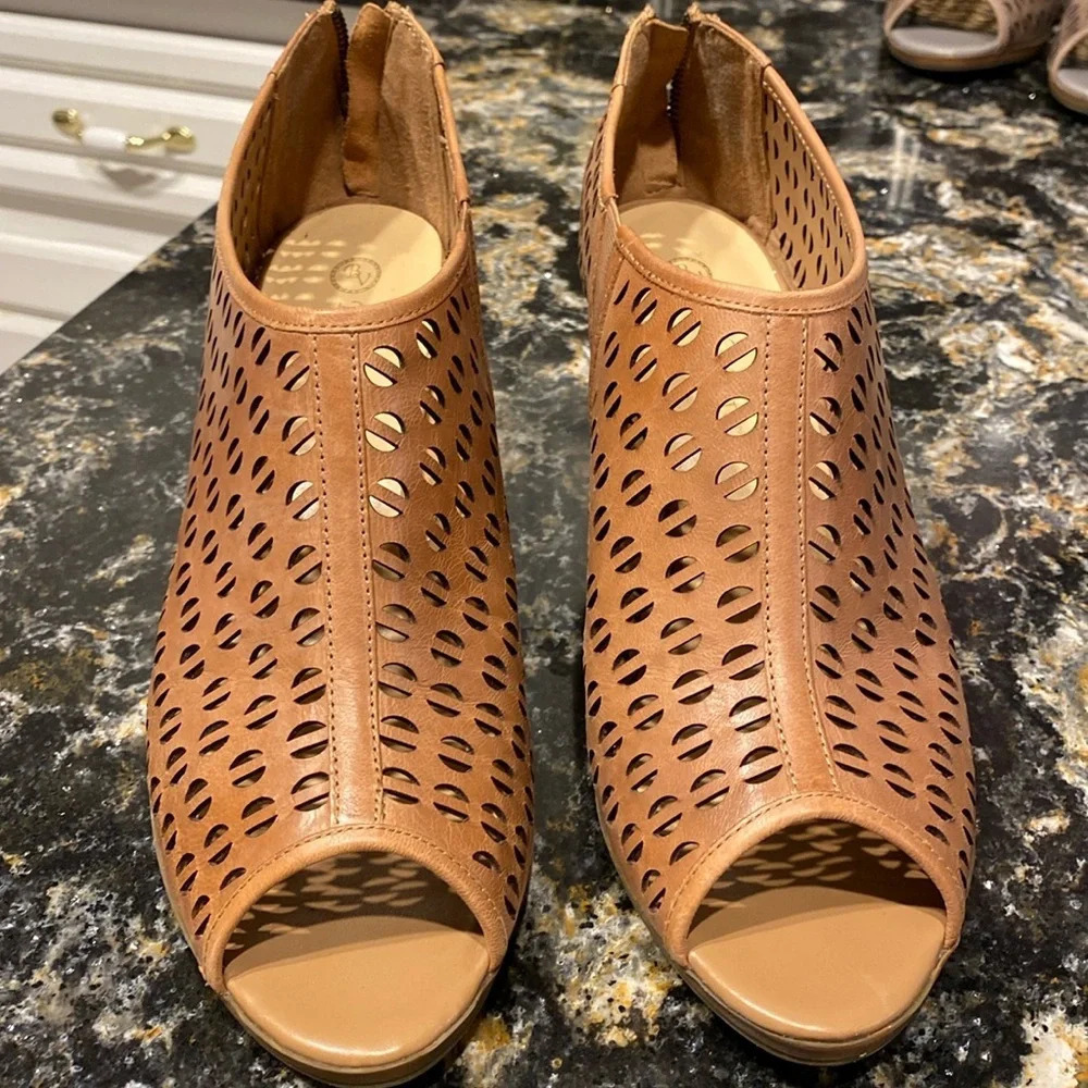 womens Bella Vita brown leather open toe heels zipper shoes size 11W.  EUC